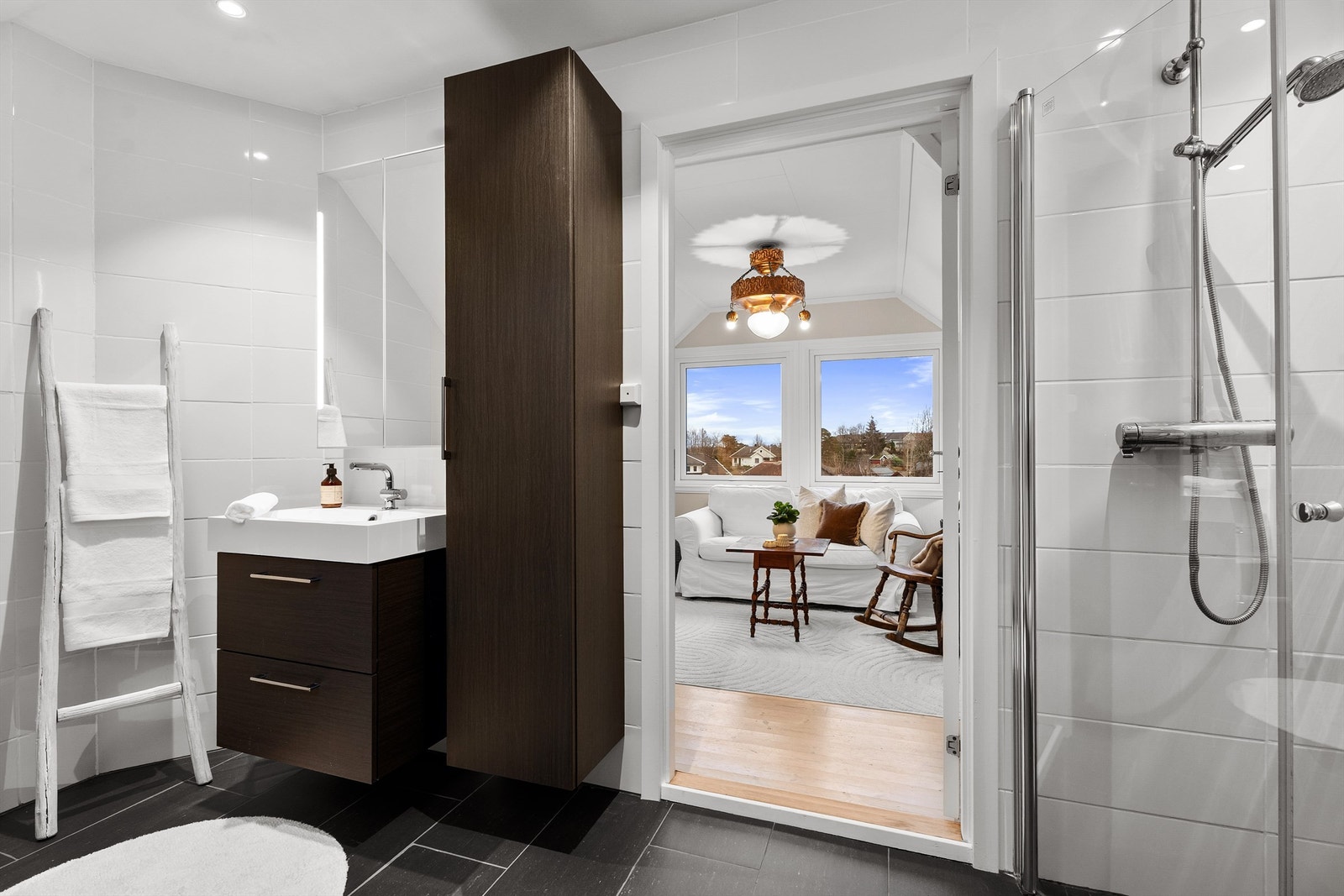 Badet ble oppgradert i 2015 og har fliser på gulv og vegg, samt servant med oppbevaring og tilhørende høyskap. Galleribilde