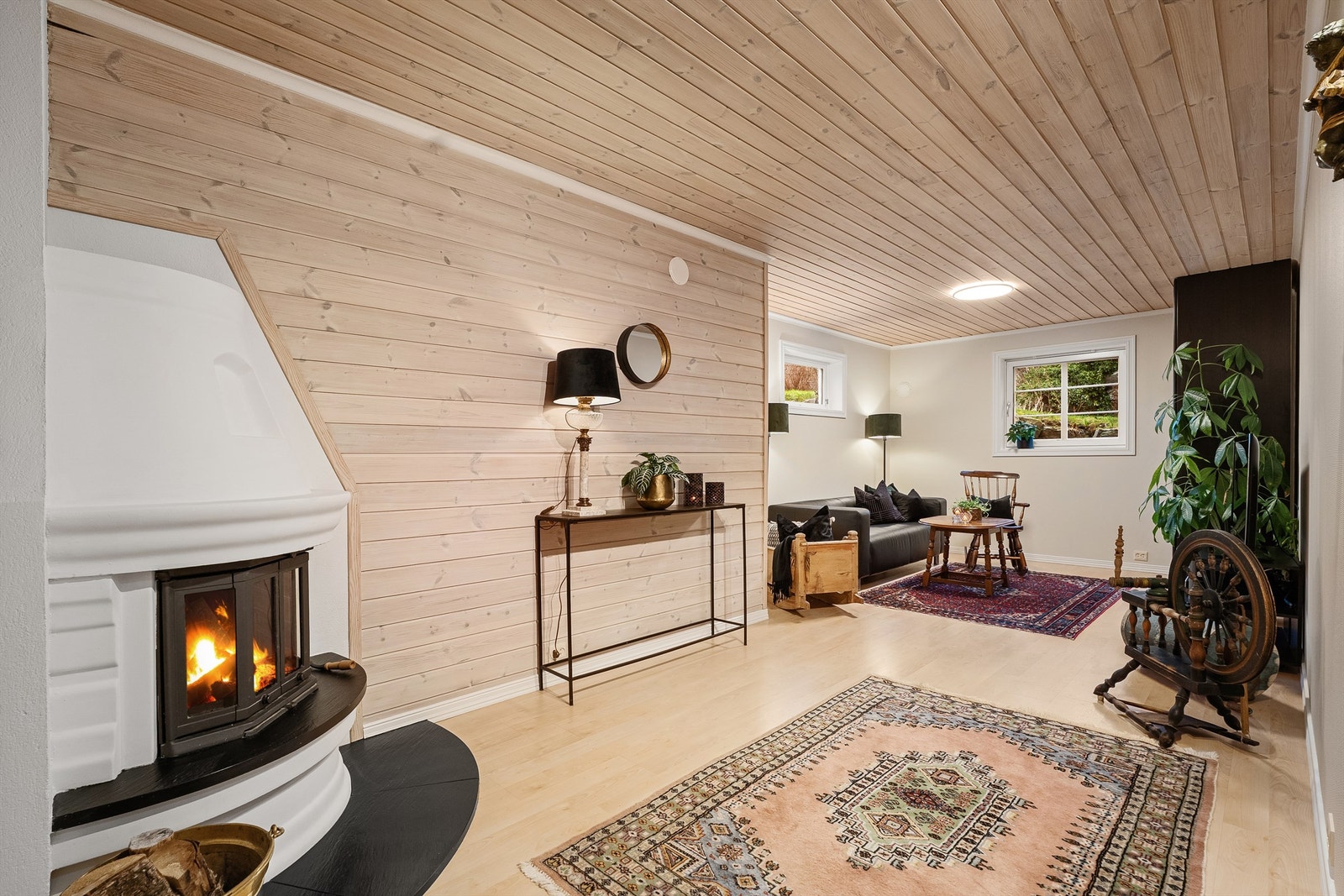 Stuen i underetasjen er meget romslig og har en koselig peis som sørger for godt med varme. Galleribilde