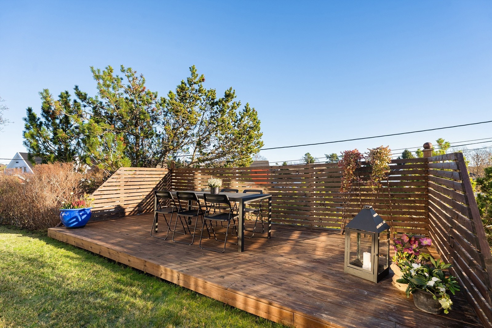 Solrik platting i hagen, godt egnet for sosiale sammenkomster. Galleribilde