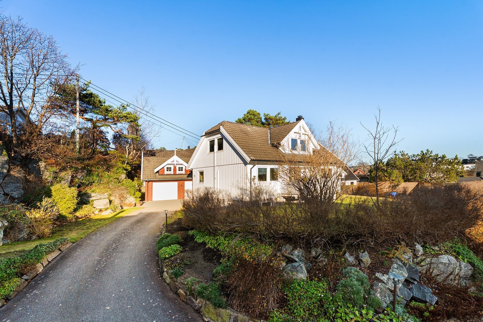 Adkomstvei i rolig og etablert boligområde. Galleribilde