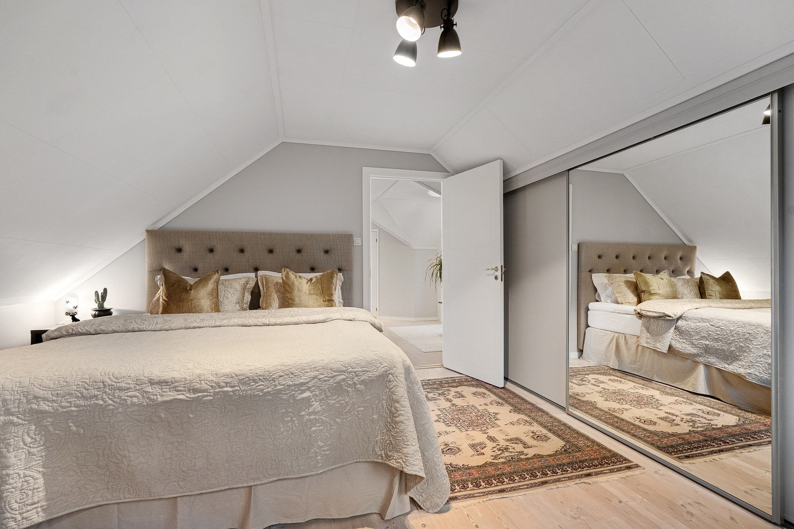 Hovedsoverommet har plass til dobbeltseng med tilhørende møblement. Det er også satt inn en større skyvedørsgarderobe som maksimerer utnyttelsen. Galleribilde