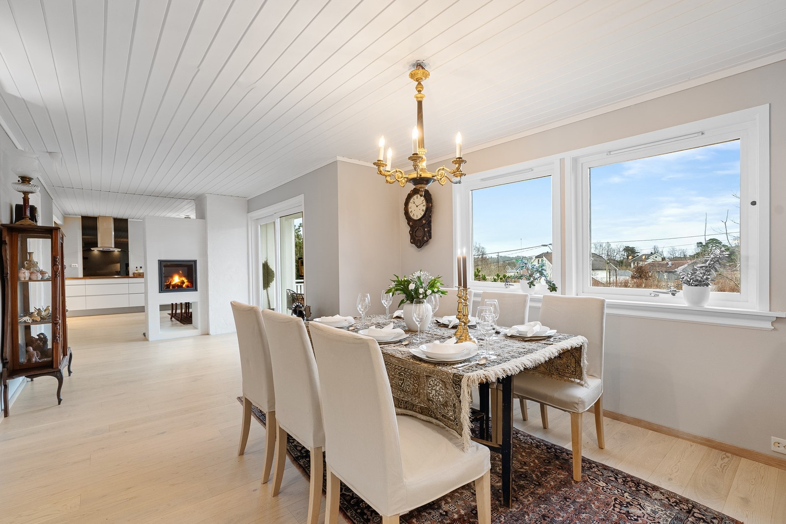 Det er en-stavs parkett på gulv samt lyse overflater. Galleribilde