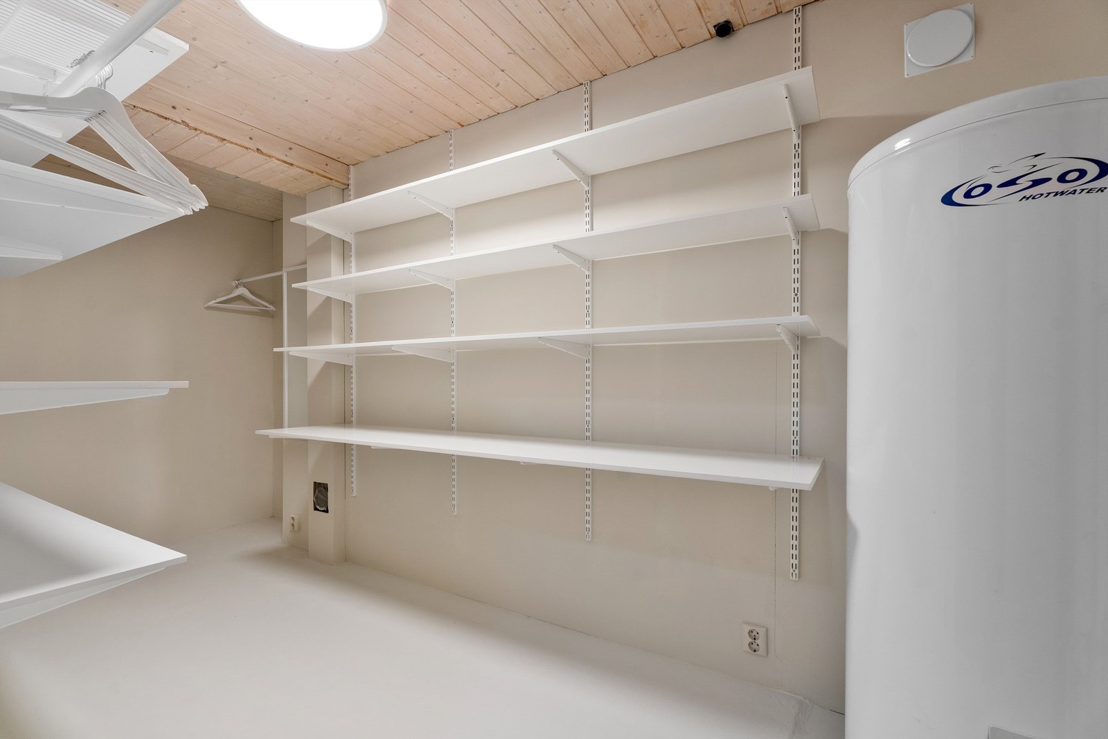 I underetasjen finner du en meget romslig bod som er enhver boligeiers drøm med fastmonterte hyller og garderobestenger. Galleribilde