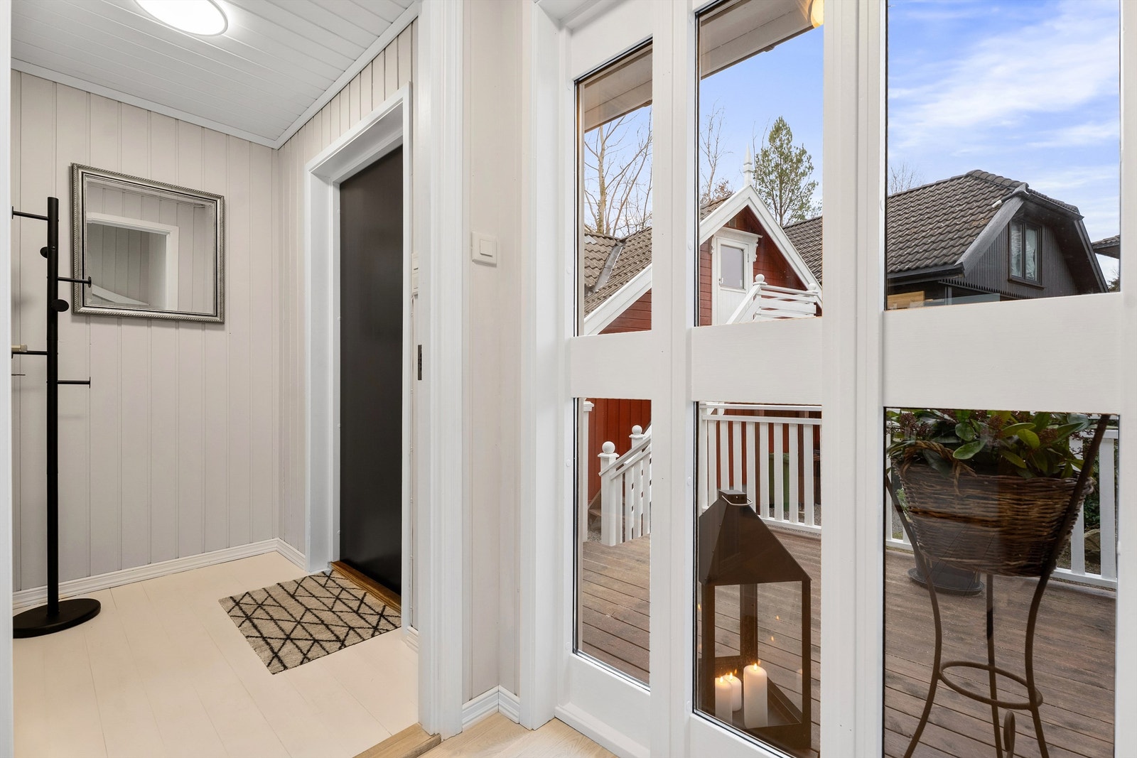 Vindfang med utgang til uteplass. Galleribilde