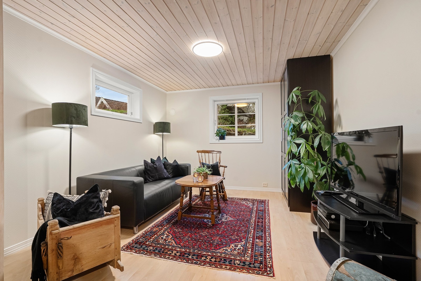 Dette rommet passer godt som en ekstra tv-stue, lekerom eller oppholdsrom for tenåringene. Galleribilde