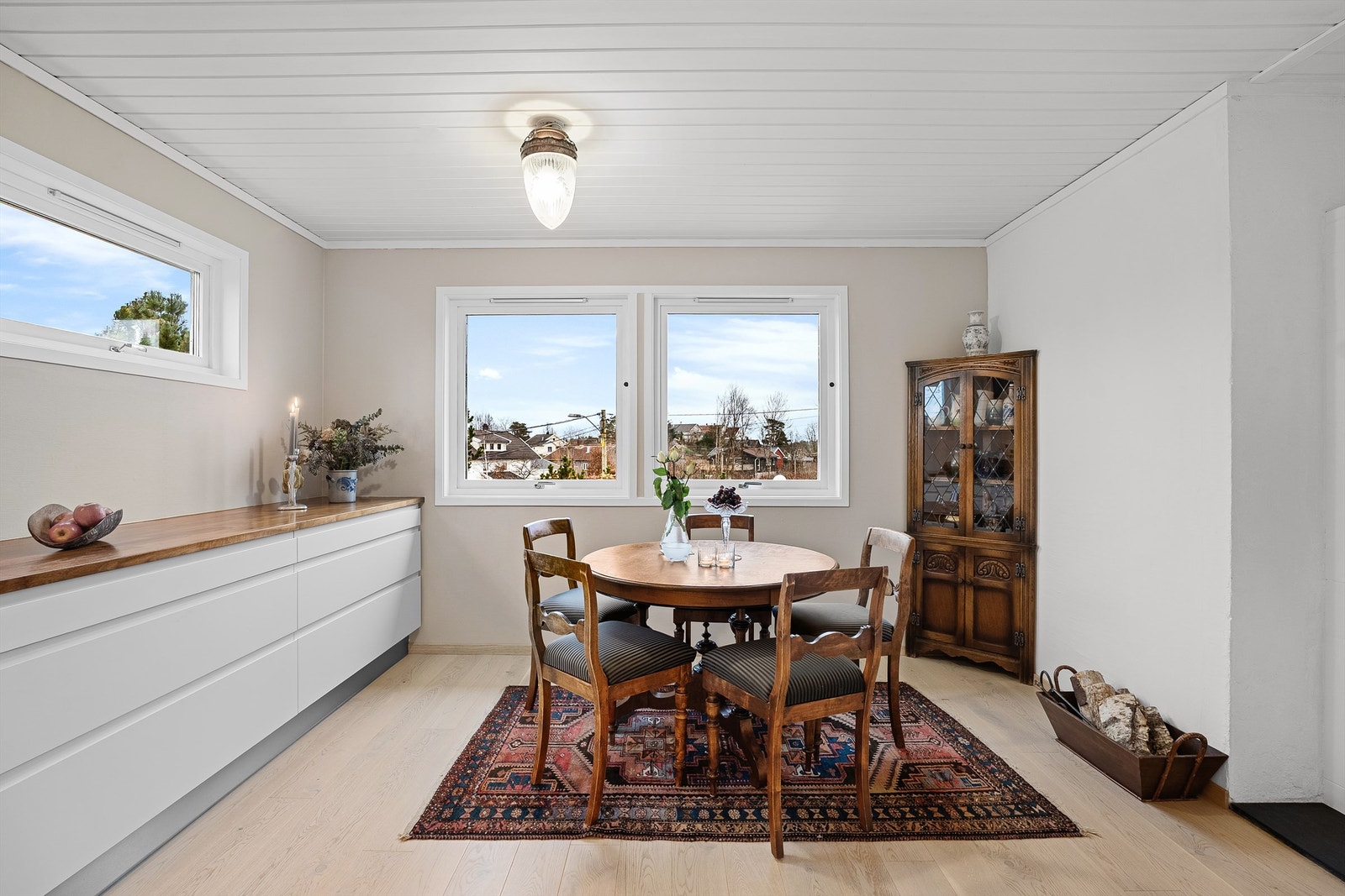 Det er godt med vinduer som gir rikelig med naturlig lys inn. Galleribilde