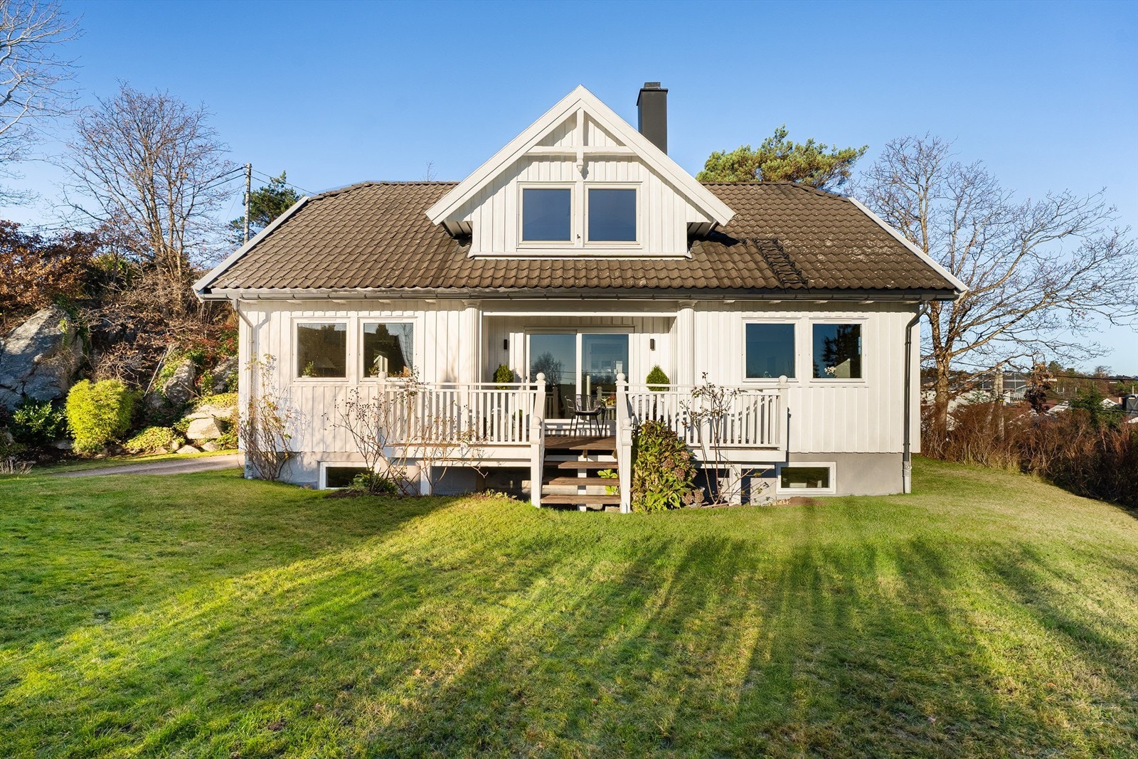 Plenlagt hage og terrasse på fremsiden. Galleribilde