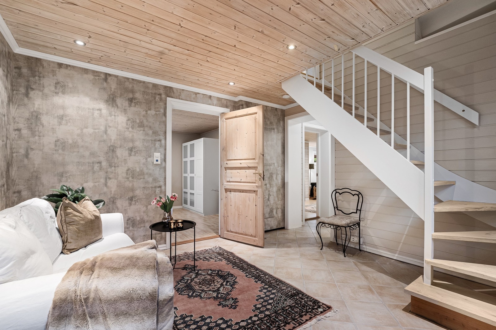 I underetasjen finner vi en gang/entré. Galleribilde