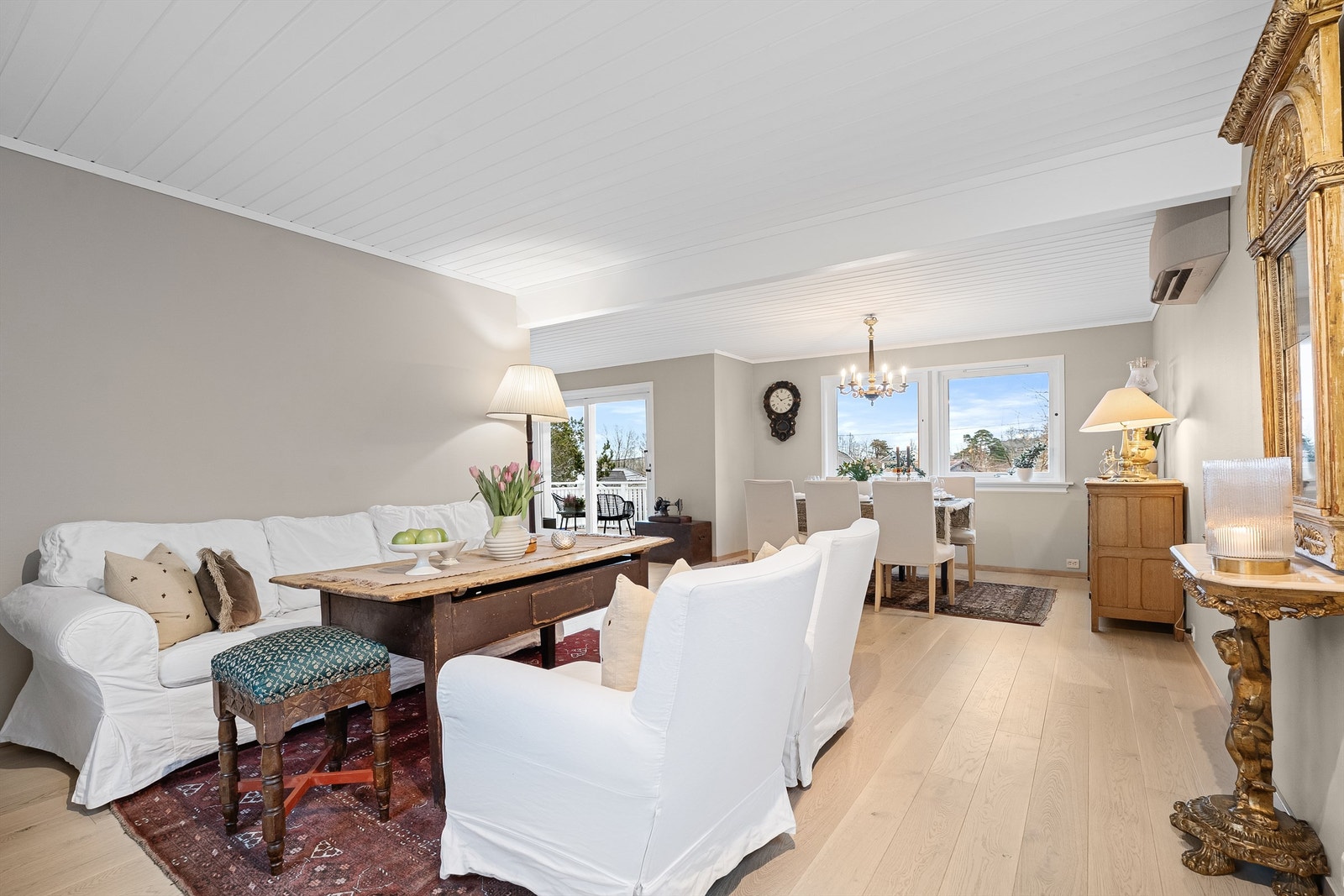 Stuen har god plass til sofagruppe og tv-seksjon. Legg merke til varmepumpen som ble satt inn i 2023. Galleribilde