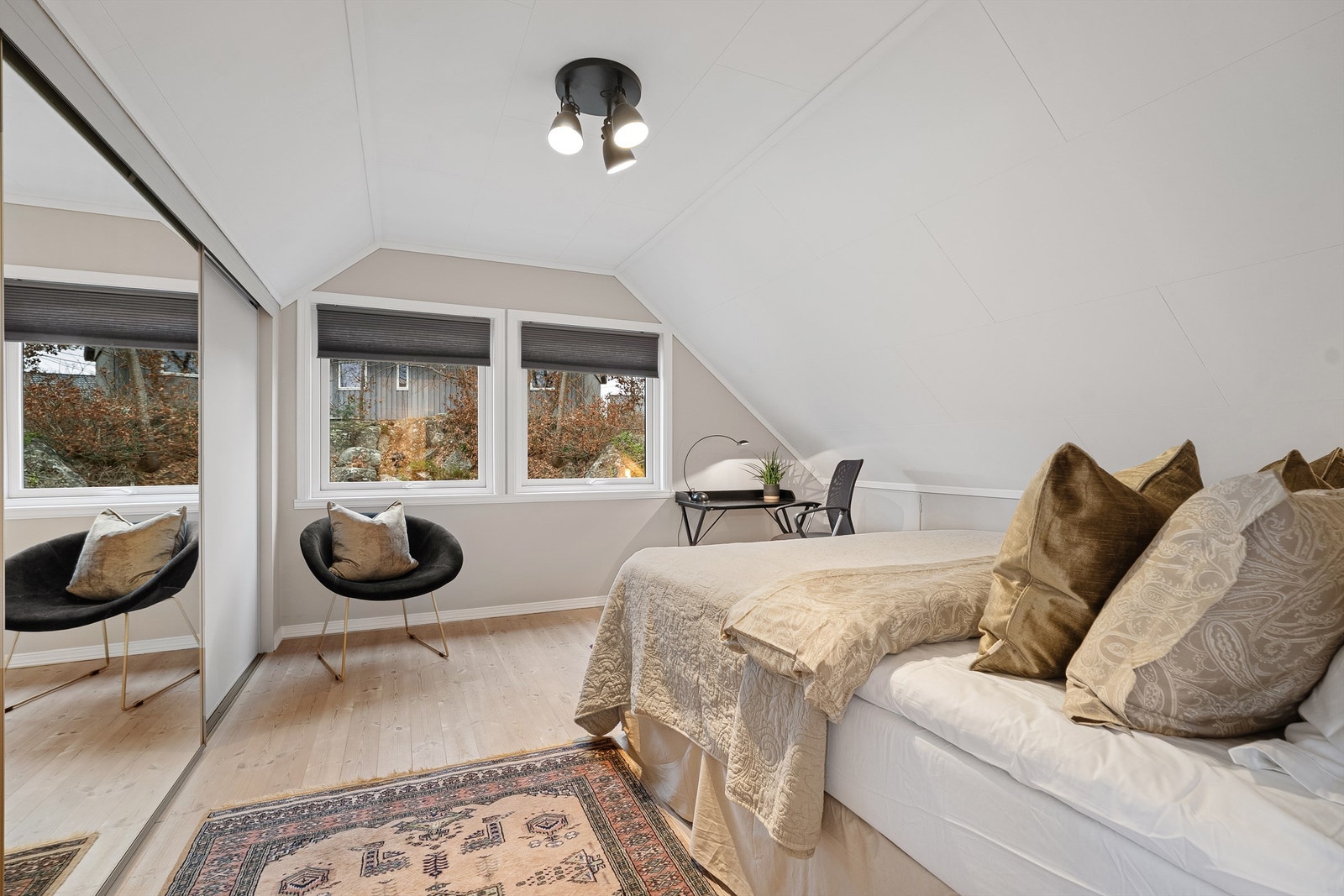 Luftig og hyggelig soverom som står i stil med resten av rommene. Galleribilde