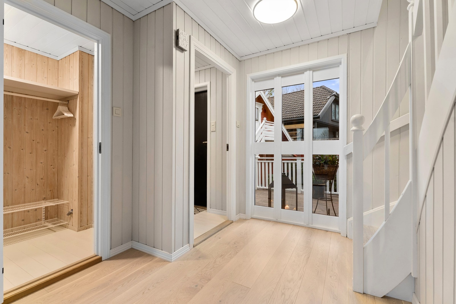 Gang med stor garderobeløsning til venstre i bildet og en sjarmerende trappeoppgang/entré. Galleribilde
