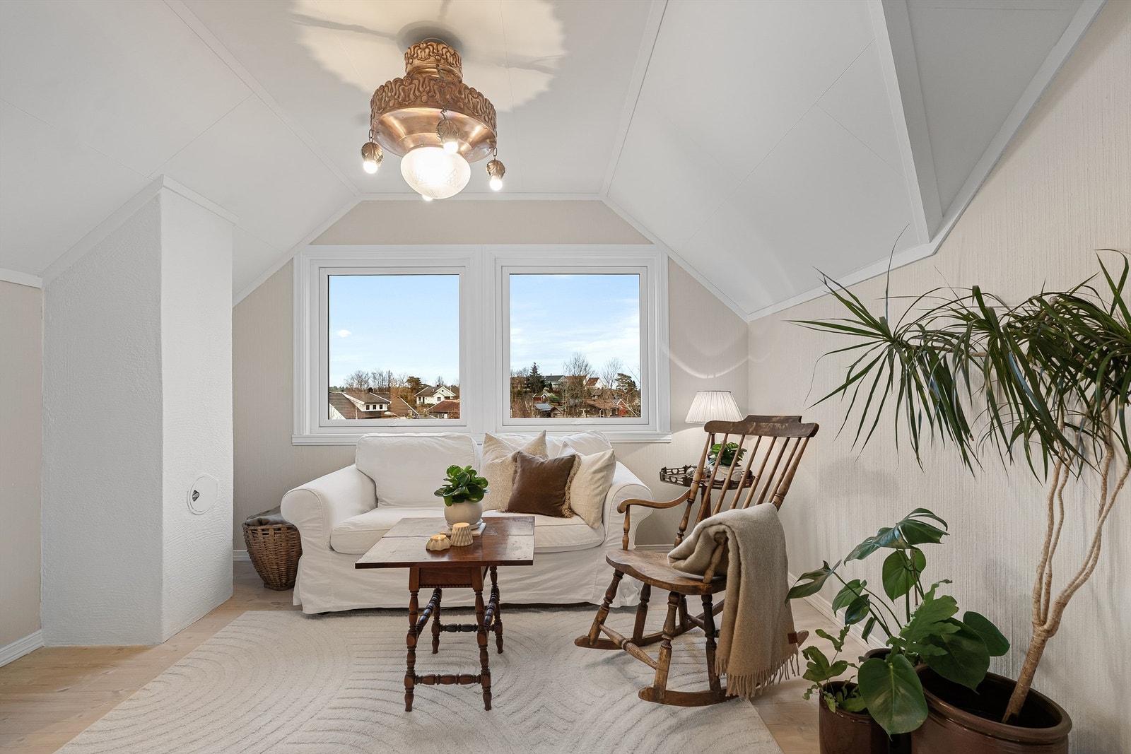 Koselig loftsstue som passer ypperlig som leke- og/eller bokhjørne. Galleribilde