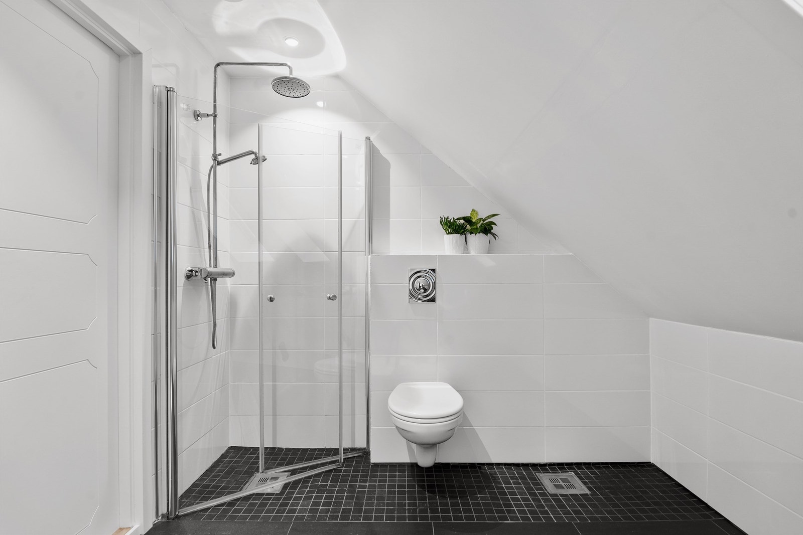 Det er dusjnisje med regndusj og vegghengt toalett. Det er nylig satt inn downlights i himlingen. Galleribilde