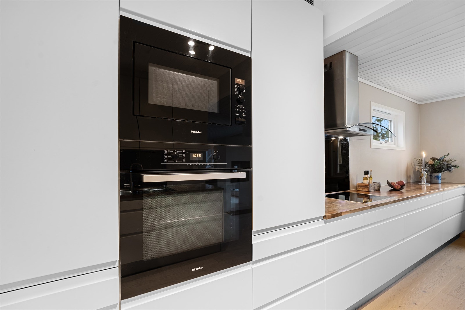 Det er integrerte hvitevarer som Miele stekeovn og micro. Videre er det koketopp med vifte, kjøleskap/frys samt oppvaskmaskin. Galleribilde