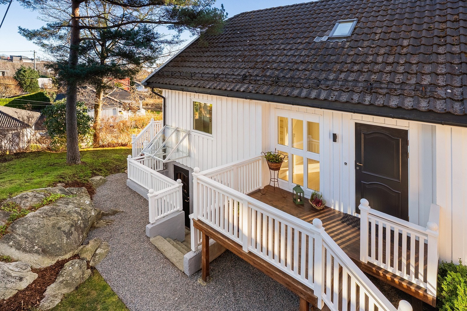 Inngangsparti med trapp og overbygd adkomst. Galleribilde