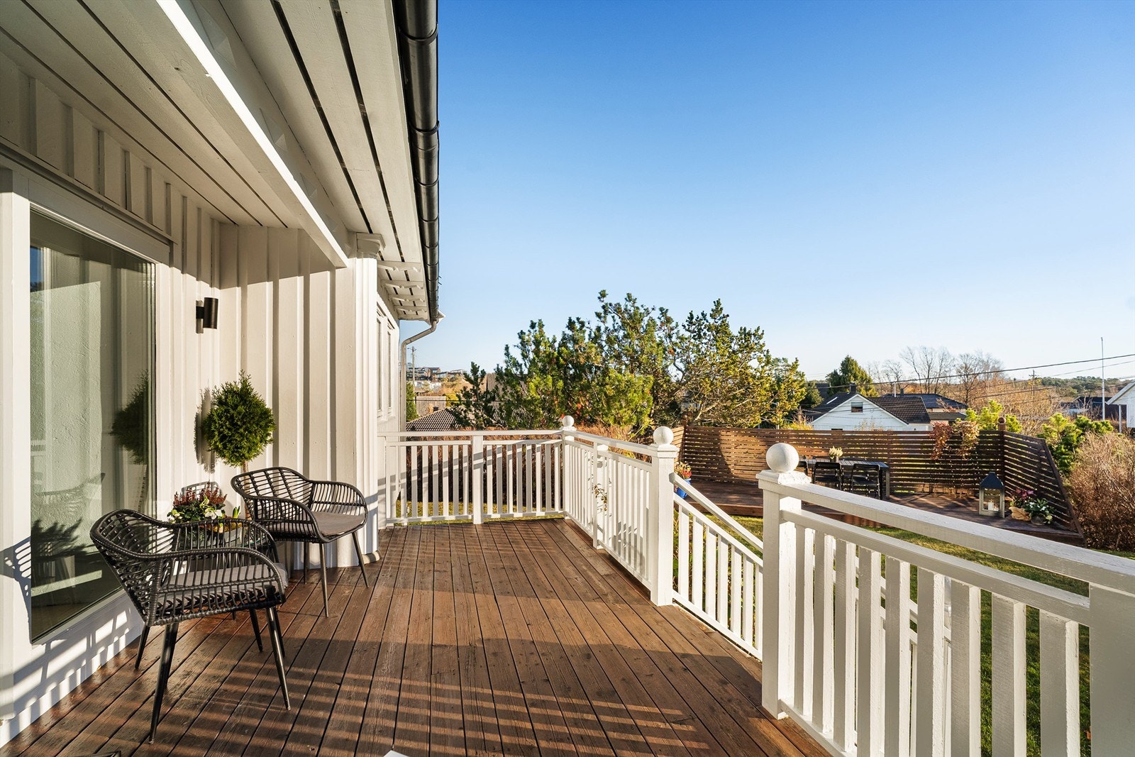 Fra stuen er det utgang til en hyggelig terrasse som tar deg videre til hagen. Foto: Hans Nøstdahl Galleribilde