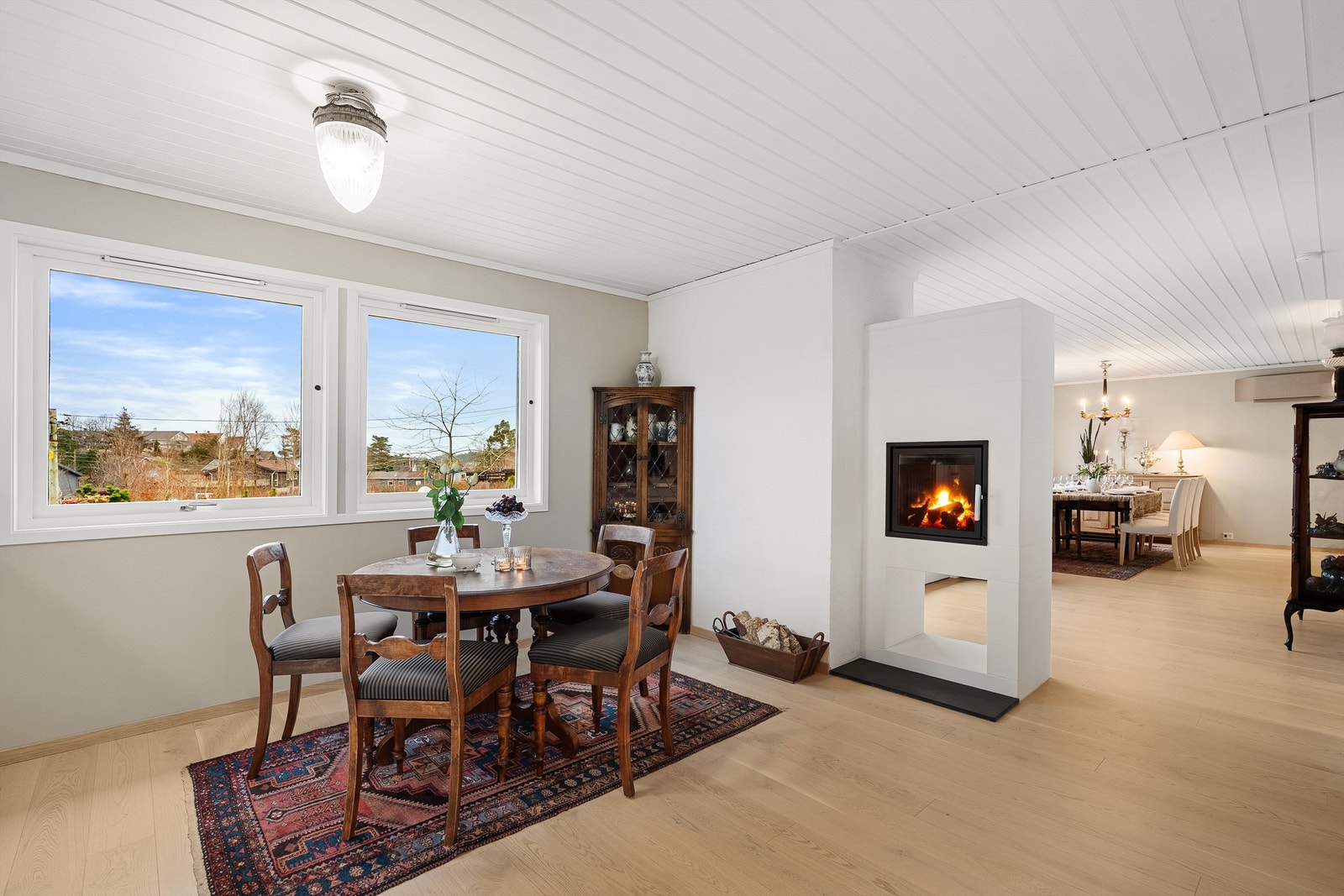 Peisen er et smykke i rommet og en naturlig sonedeler til resten av stuen/spisestuen. Galleribilde