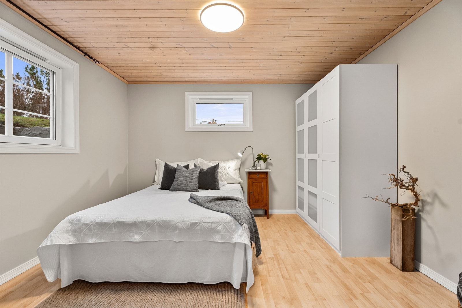 Soverom nr. 4 er i underetasjen og har god plass til seng og oppbevaring. Galleribilde