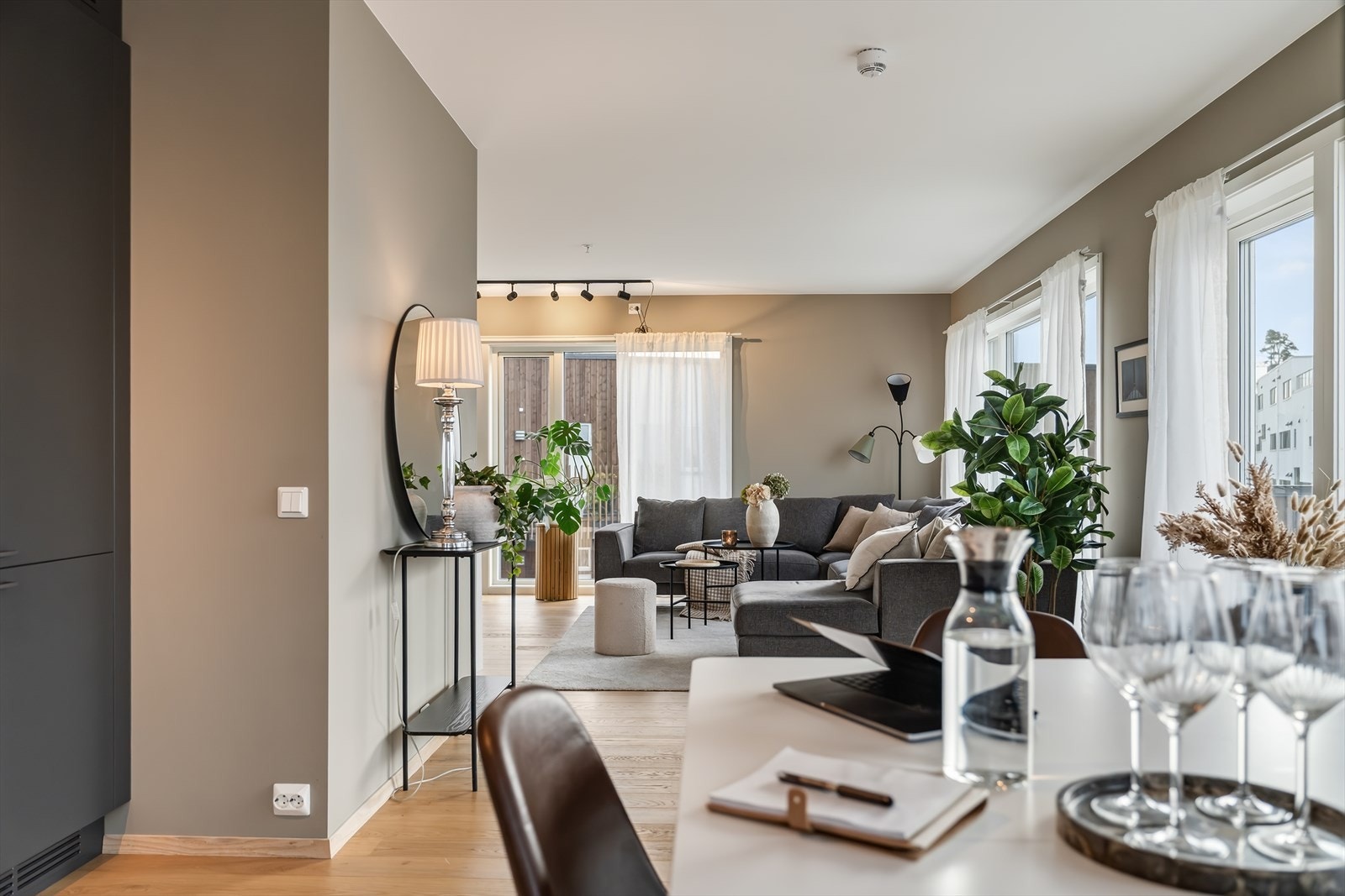 Kjøkkenet er tilrettelagt for både matlaging og sosialt samvær Galleribilde