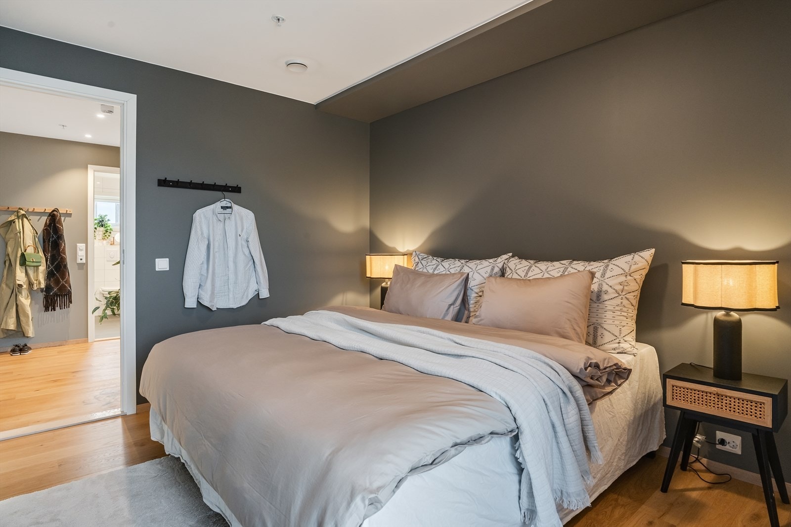 Hovedsoverom med skyvedørsgarderobe og plass til dobbeltseng og nattbord Galleribilde