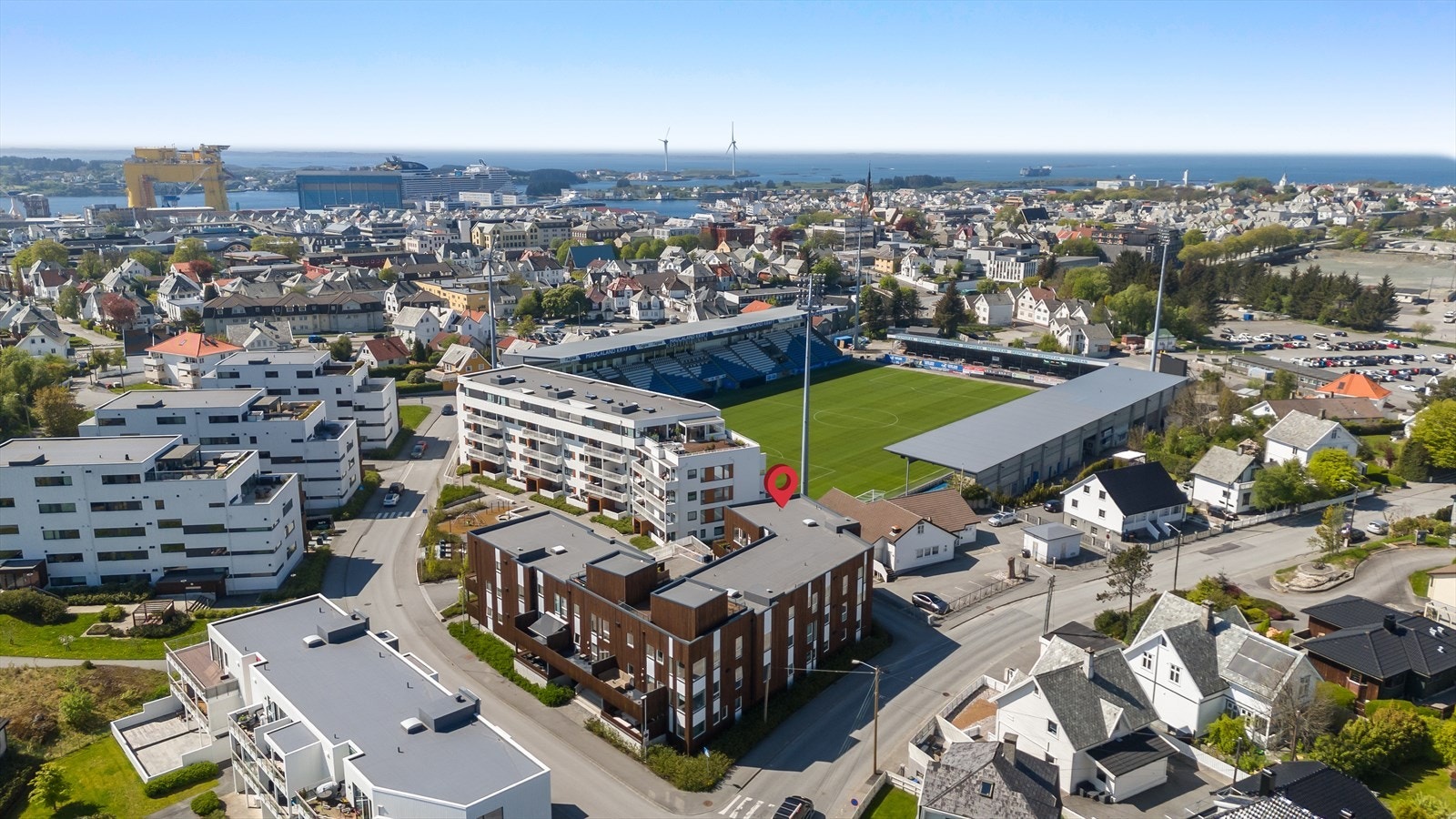 Leiligheten har sentral beliggenhet på populære Hollenderhaugen, like ved Haugesund Stadion. Galleribilde