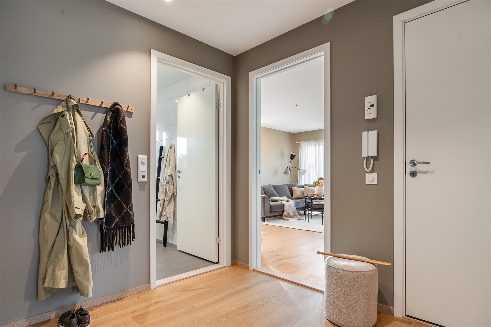 Velkommen inn! Entré med plass til yttertøy og sko. Porttelefon. Galleribilde