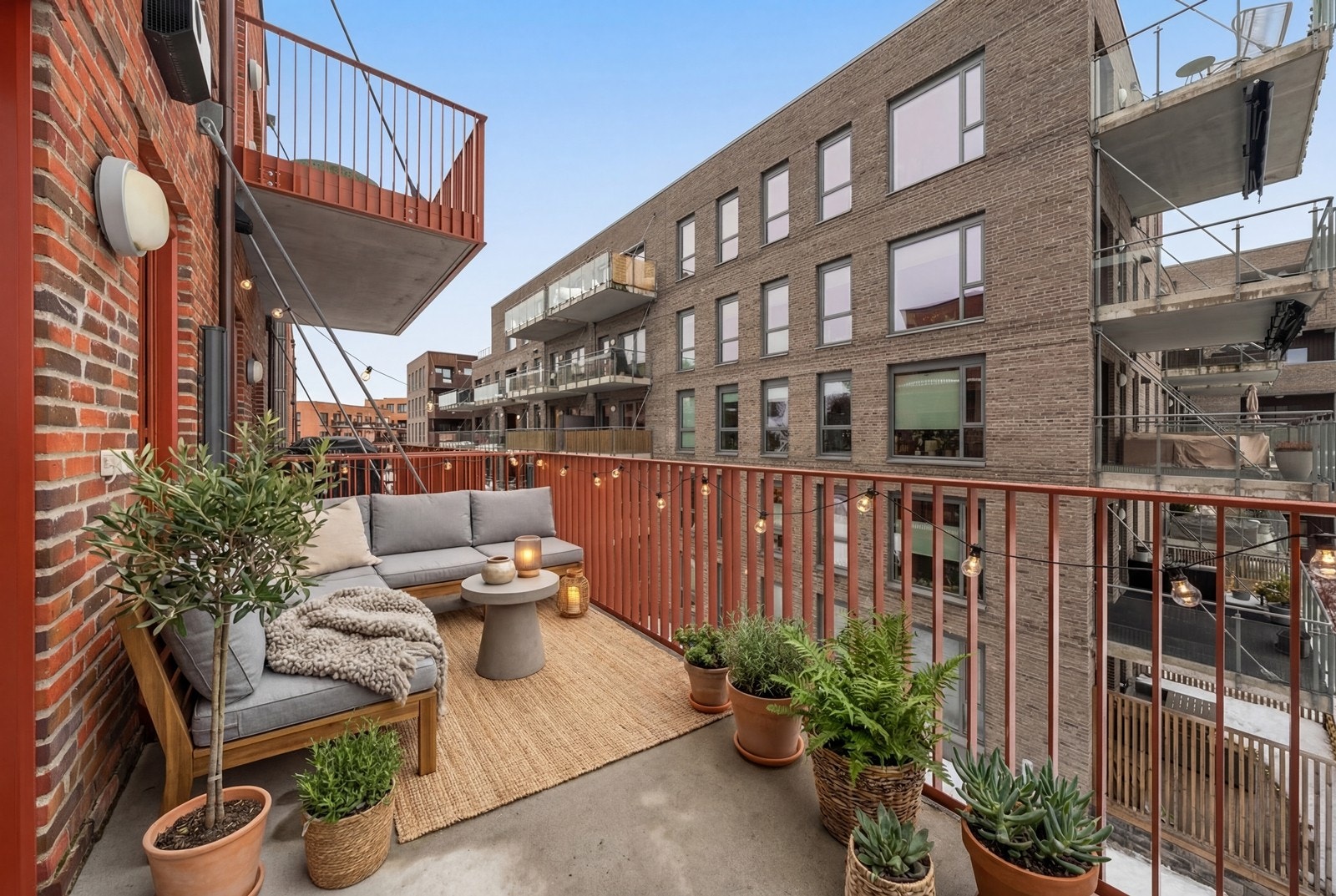 Sydvendt balkong på ca. 9 kvm. Digitalt møblert. Galleribilde