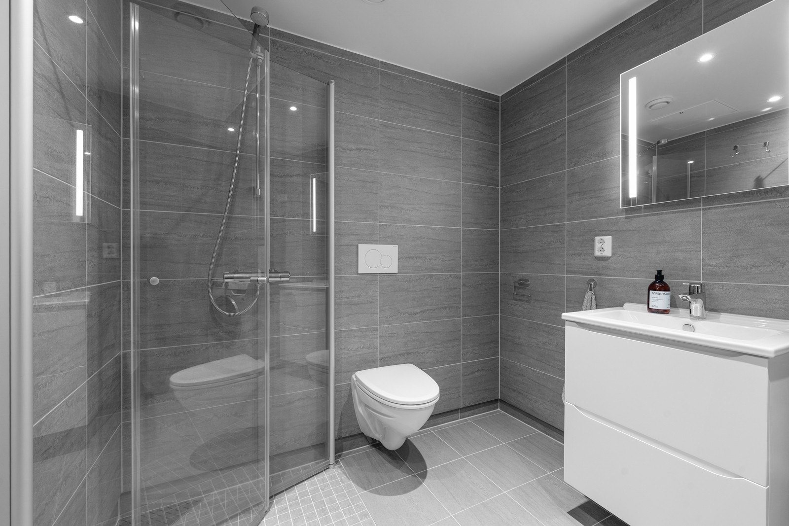 Pent flislagt bad med varme i gulv Galleribilde