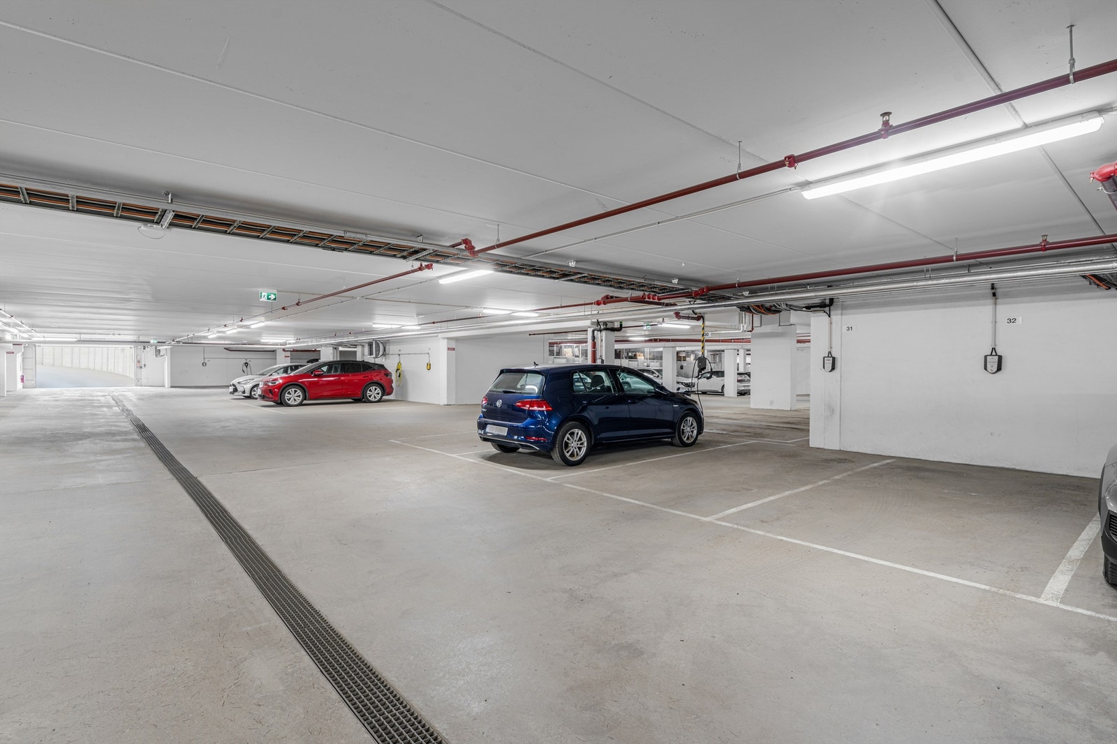 Leiligheten disponerer en garasjeplass i kjeller med elbillader. Galleribilde