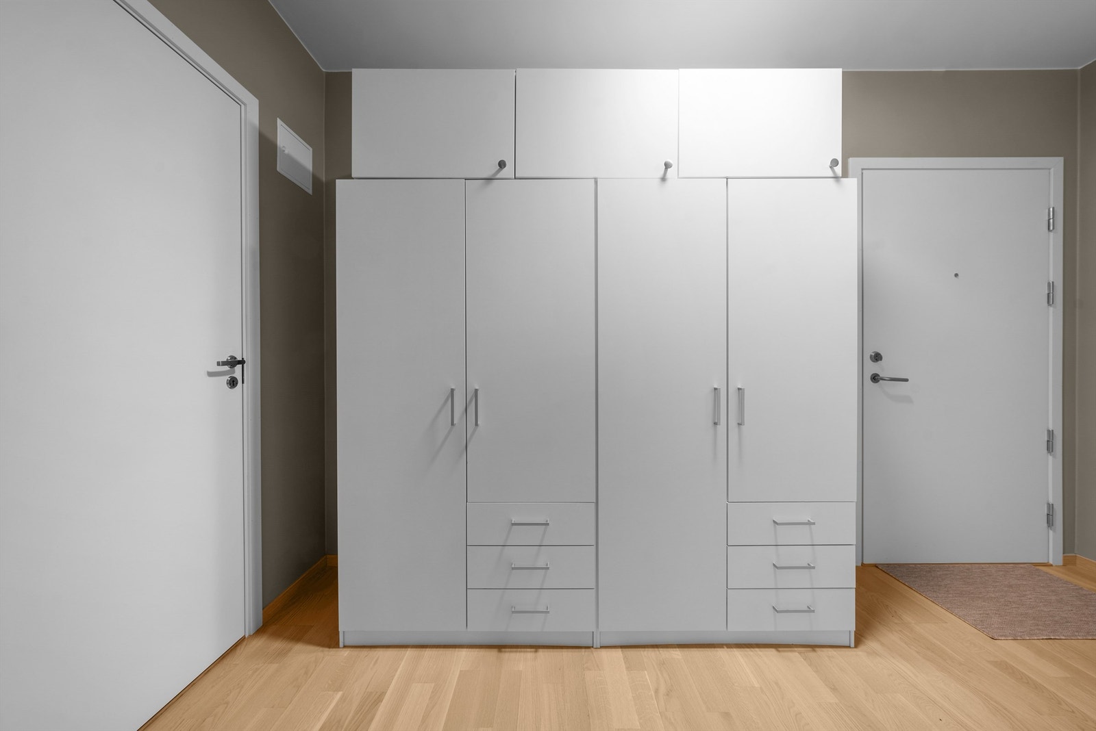 Entreen har rikelig med lagringsplass i garderobe. Galleribilde