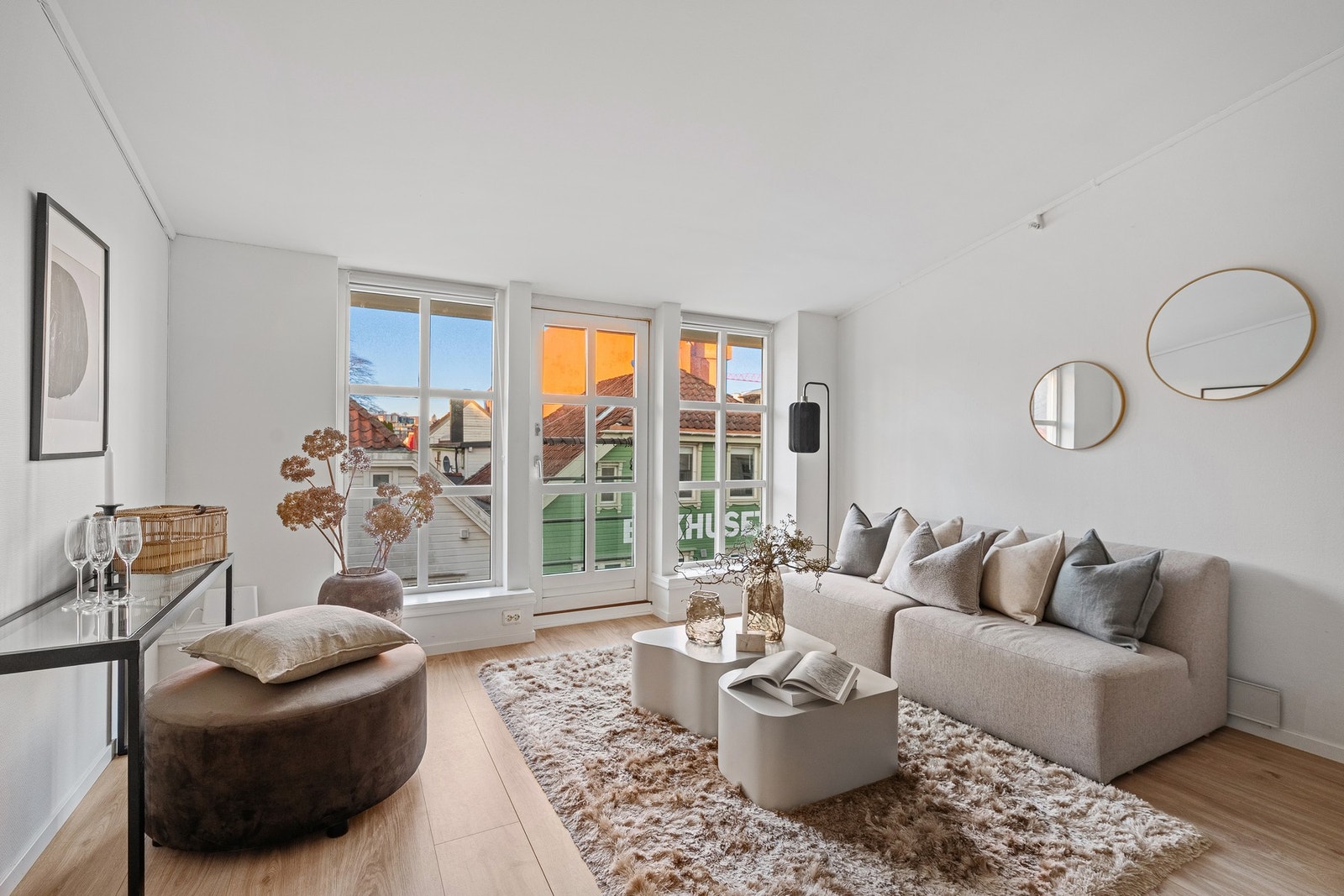 EIE Eiendomsmegling v/ Jr. Partner Håkon Hovland presenterer Kirkegata 37! (Fotograf: Arve Gravdal) Galleribilde