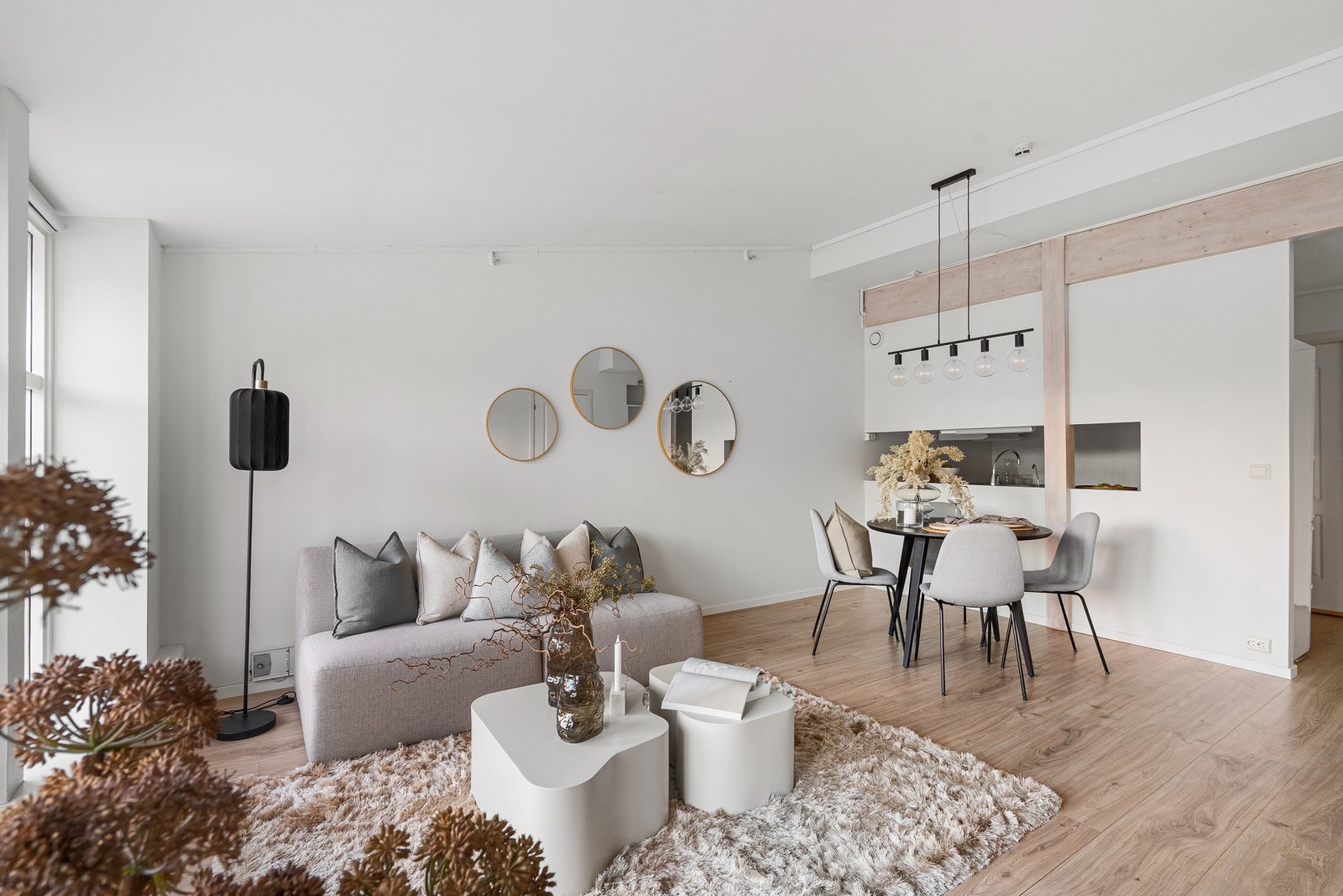 Leiligheten ligger i 3.etasje og inneholder: Entré, stue, kjøkken, soverom, bad, og bod. Galleribilde