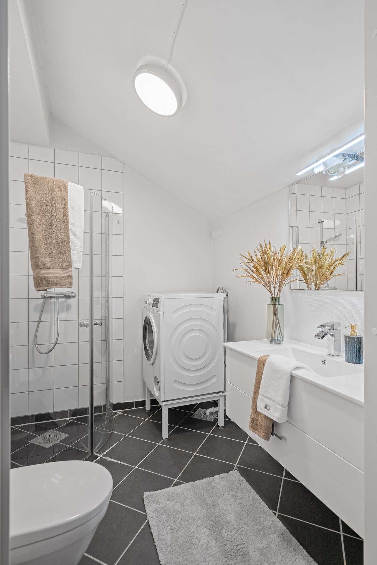 Flislagte vegger i dusjsonen og på gulv. Galleribilde