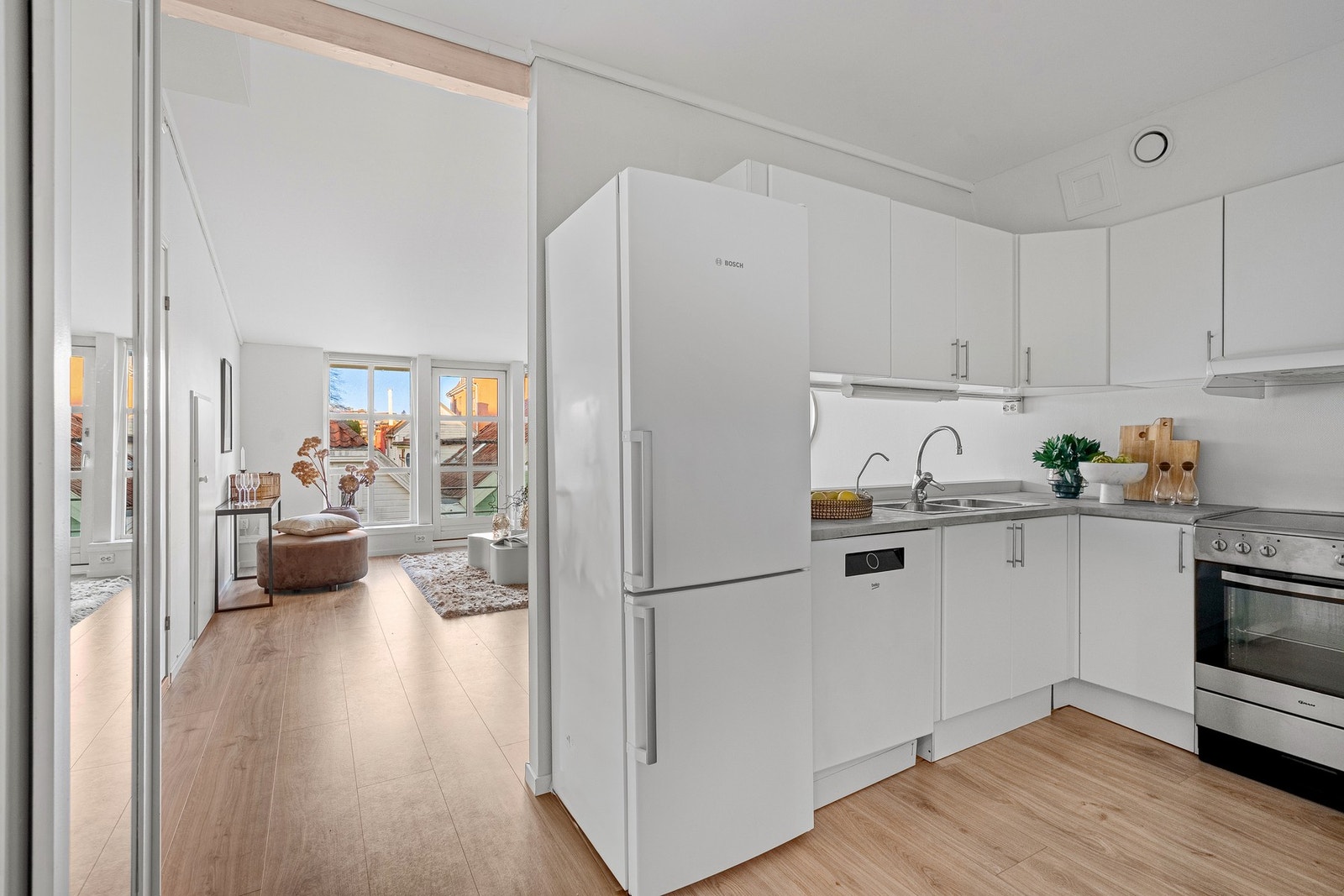 Lyst og innholdsrikt kjøkken. Galleribilde