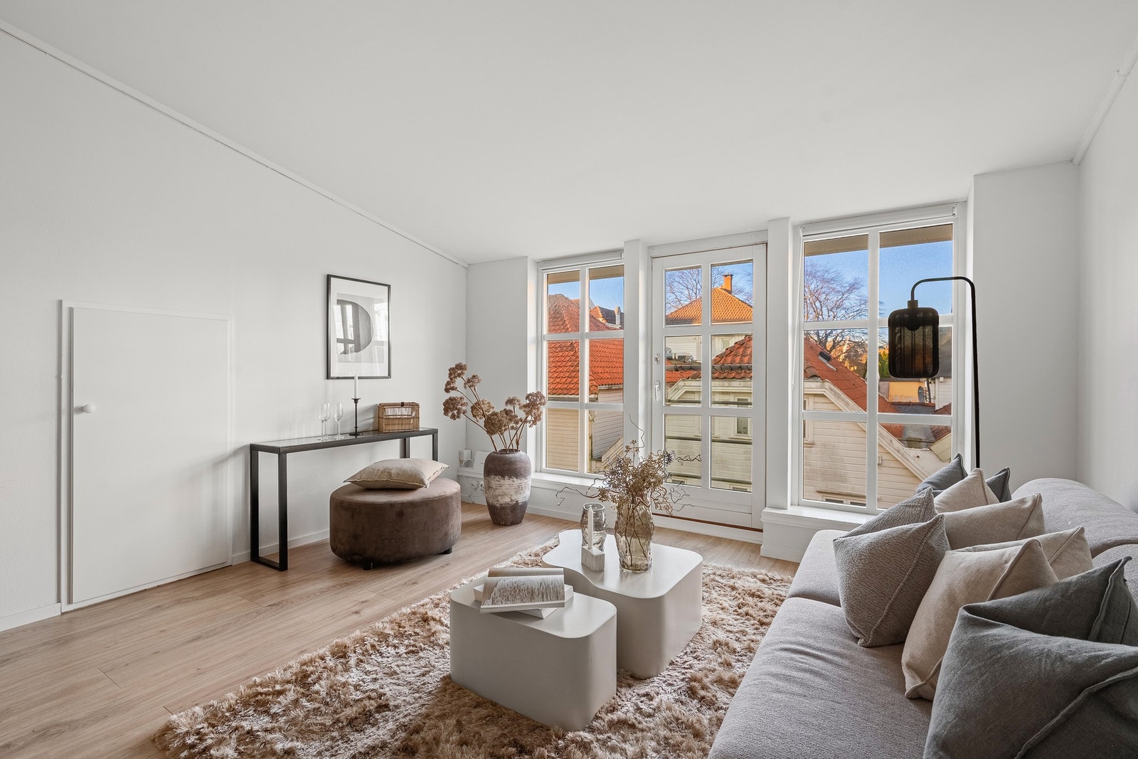 Store vindusflater slipper inn rikelig med dagslys. Galleribilde