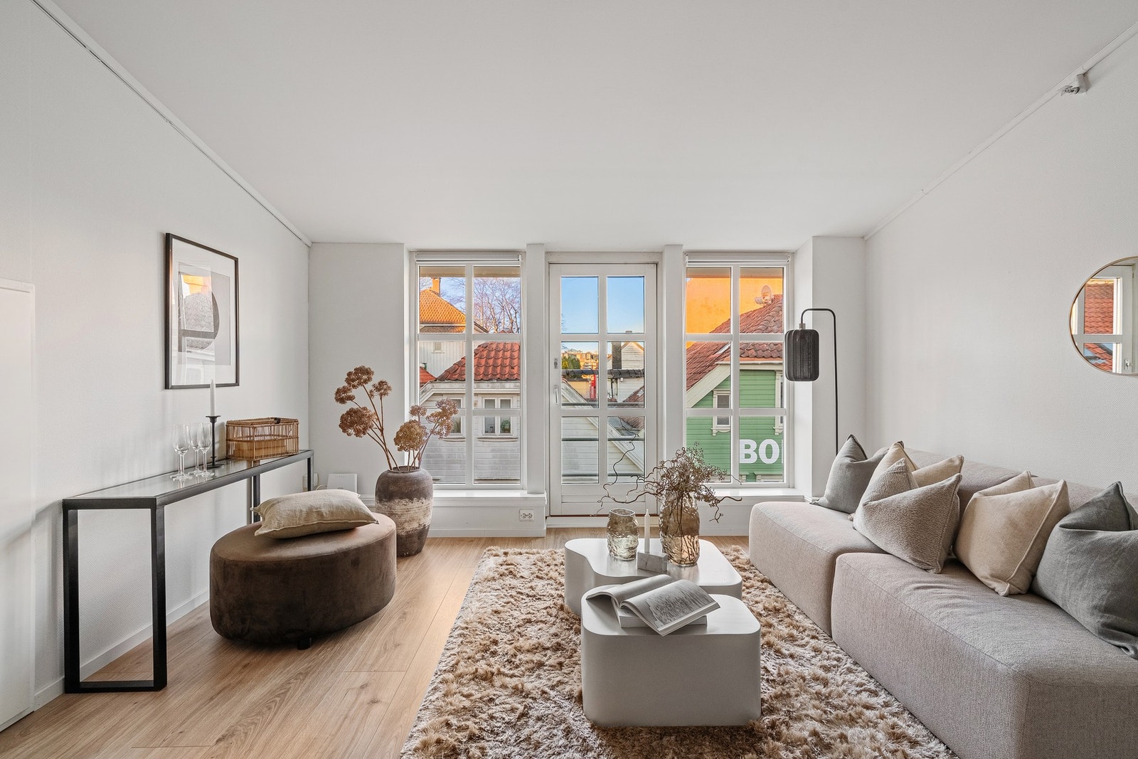 Lys og åpen stue som enkelt kan innredes etter eget ønske. Galleribilde