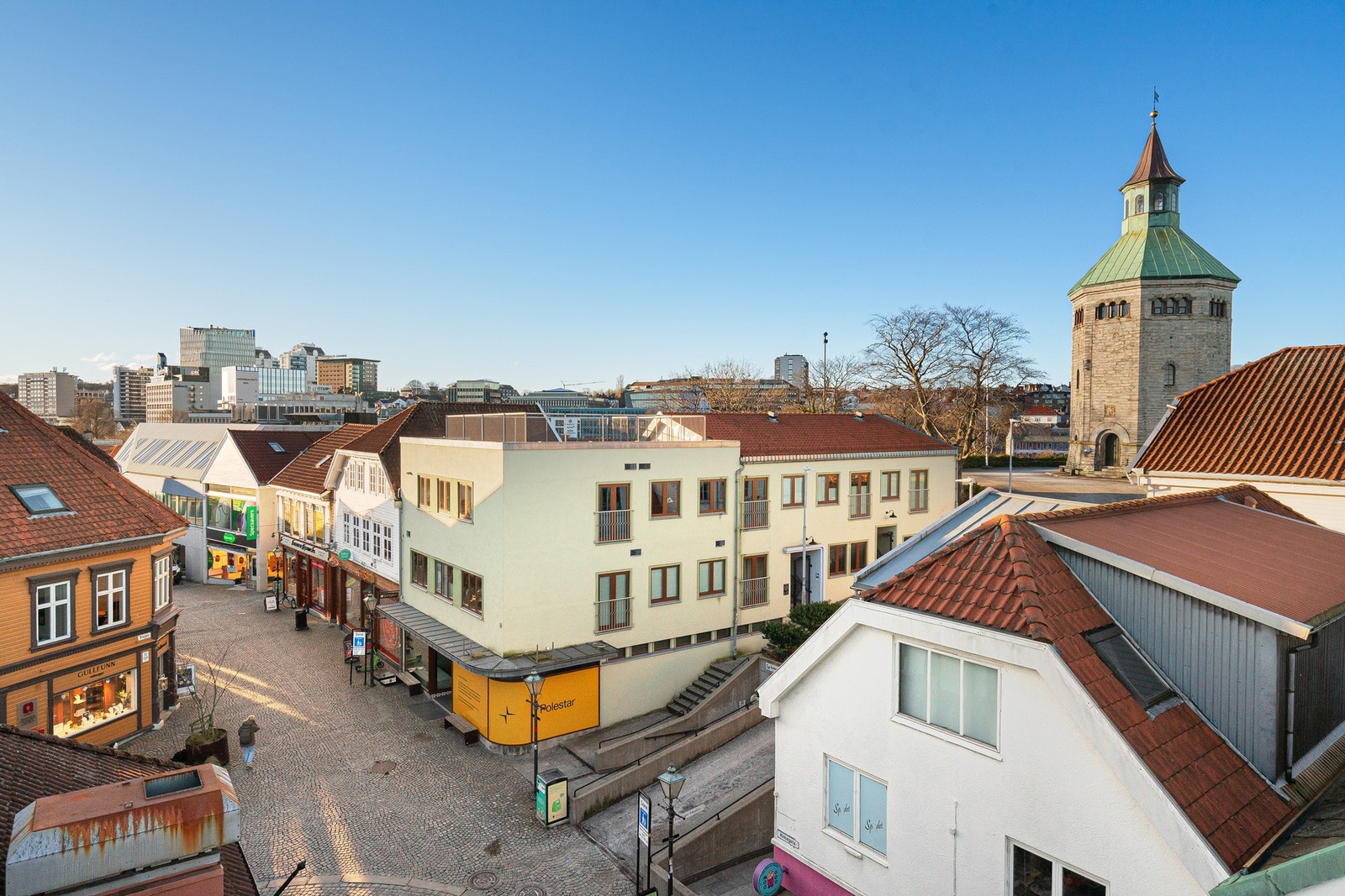 Genial beliggenhet midt i sentrum med kort av stand til dagligvare, treningssenter, restauranter og barer. Galleribilde