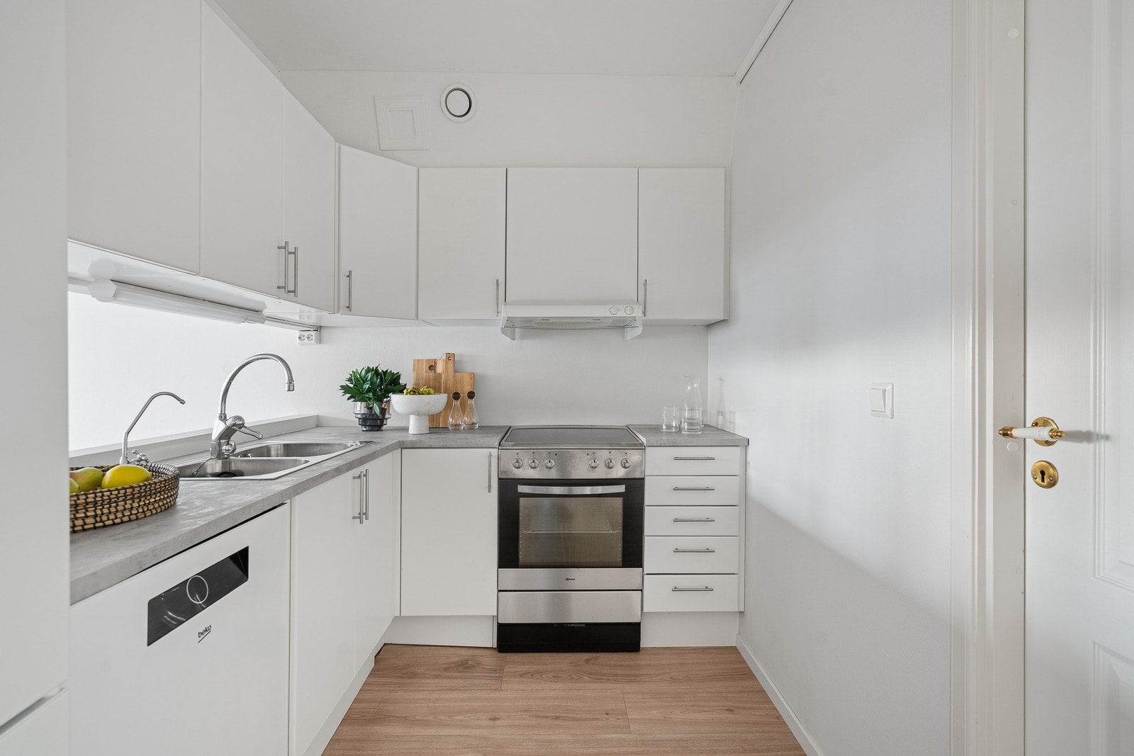 Kjøkken kan skilte med god skap- og benkeplass. Galleribilde