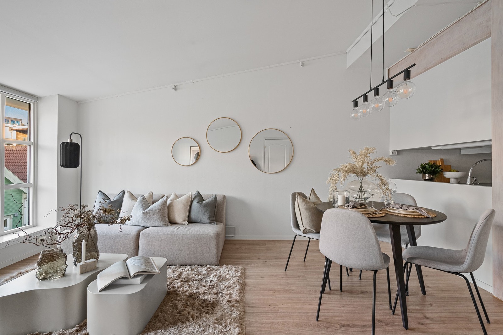 God takhøyde og delvis åpen stue/kjøkken løsning. Galleribilde