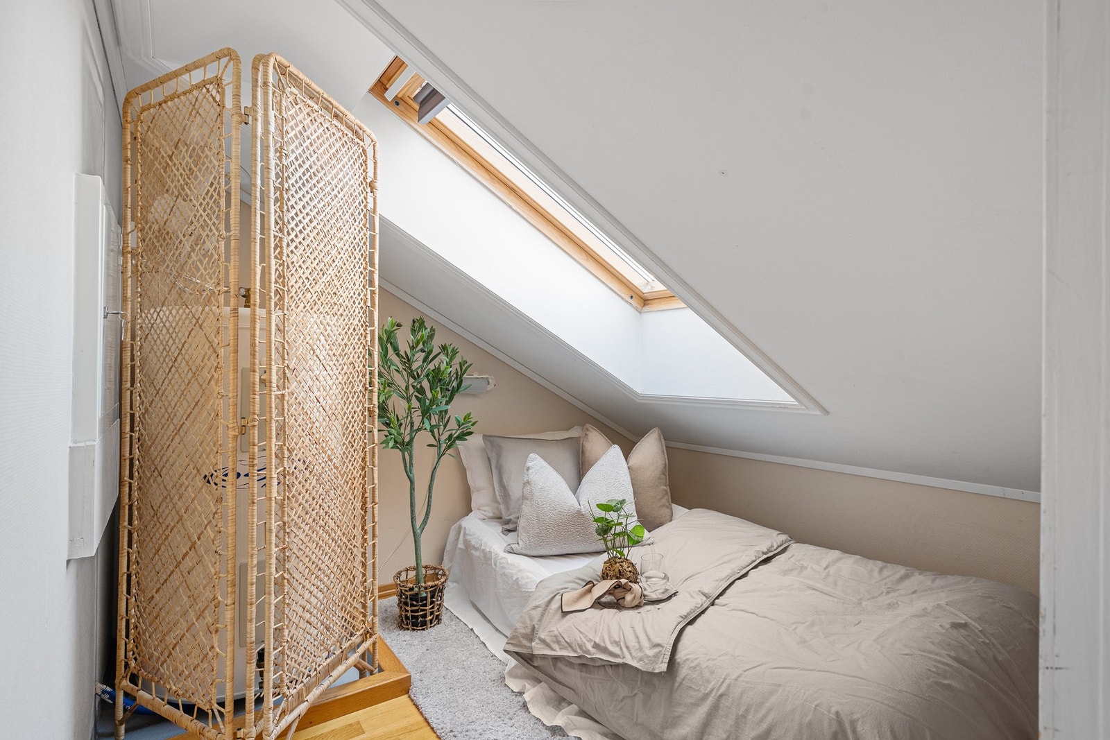 Boden er i dag innredet som gjesterom. (Tilfredsstiller ikke dagens krav til rom for varig opphold). Galleribilde