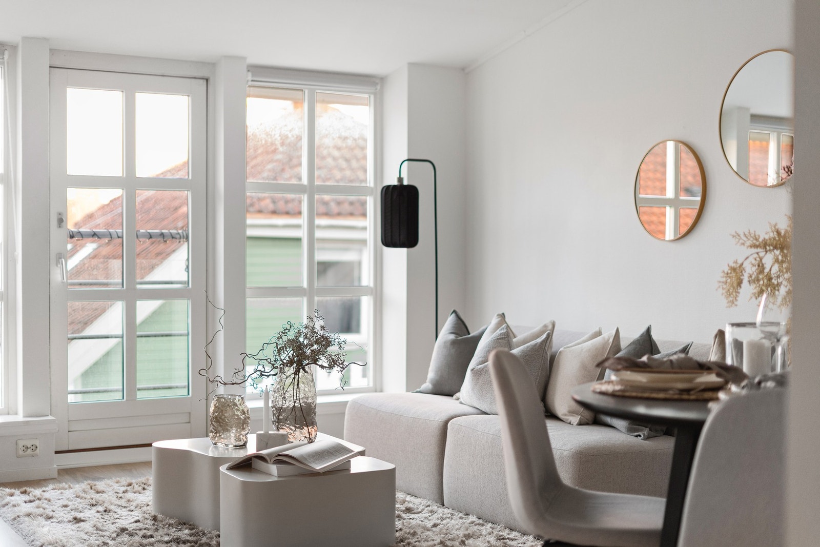 Dette er en lekker og innflyttingsklar 2-roms leilighet midt i hjertet av Stavanger sentrum med stor, felles takterrasse og fransk balkong! Galleribilde