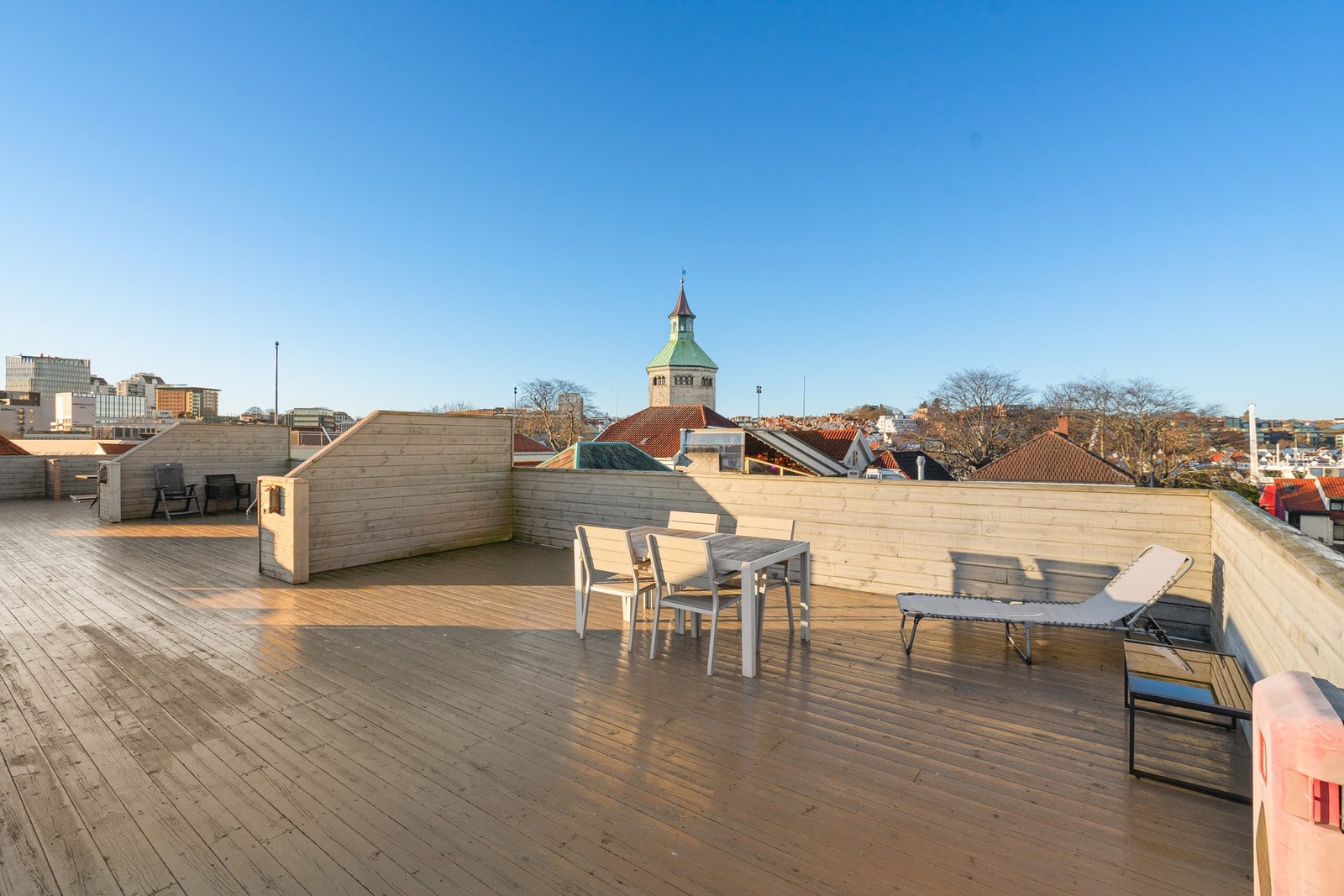 Stor, solrik felles takterrasse med nydelig utsikt over både by og fjord Galleribilde