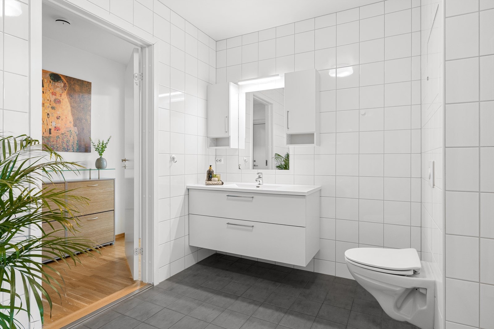 Vask i seksjon med god lagringsplass. Galleribilde