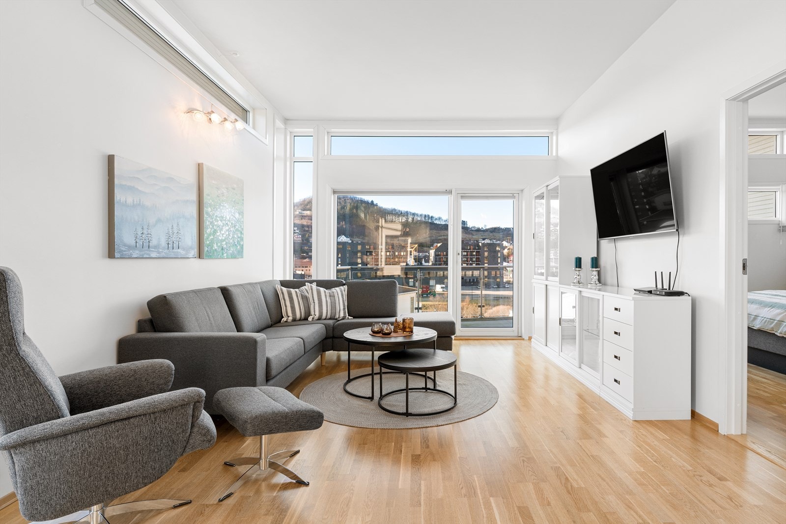 Det er parkett på gulv og malte vegger. Galleribilde