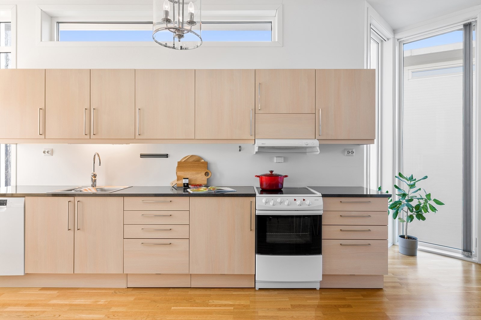 God belysning over benk Galleribilde