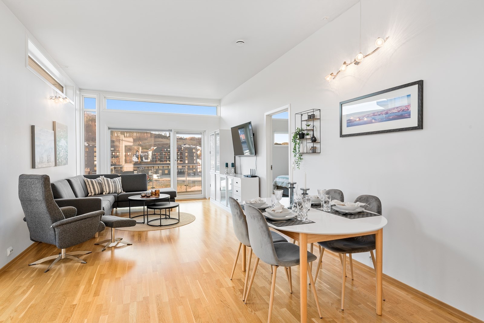 Stue og kjøkken i åpen løsning. Galleribilde