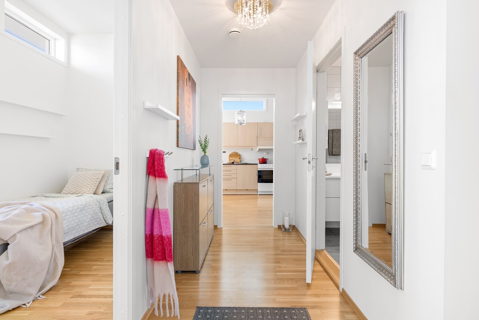 Gang med adkomst til bad, soverom og stue/kjøkken Galleribilde