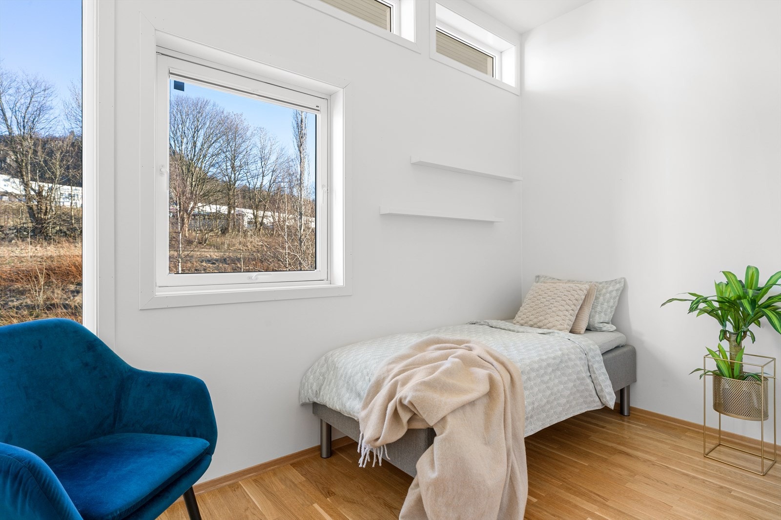 Soverom 2 har plass til seng og garderobeskap. Vindu mot øst. Galleribilde