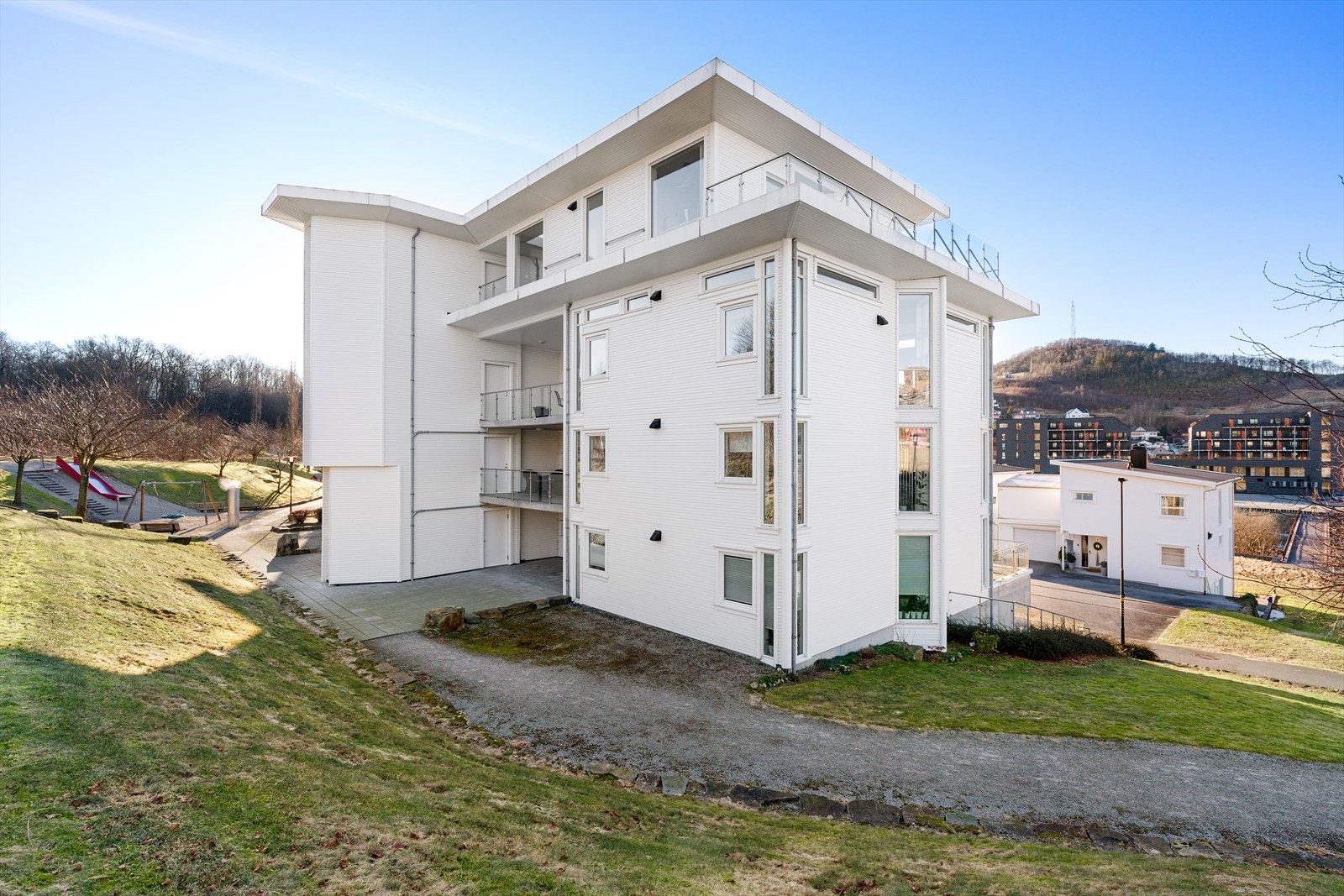 Flotte turstier og parkområder like utenfor døren.
Kort avstand til Norwegian Outlet og Alti kjøpesenter. Galleribilde