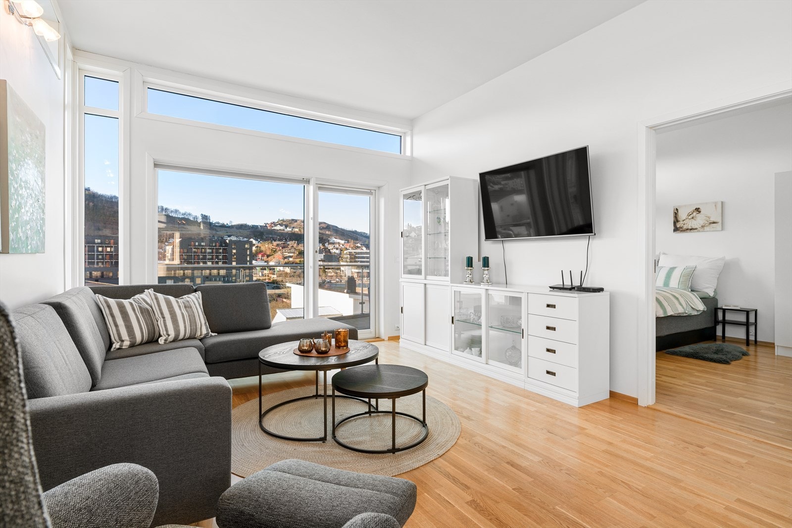 Stue med gode lysforhold og glassdør ut til stor og solrik altan Galleribilde